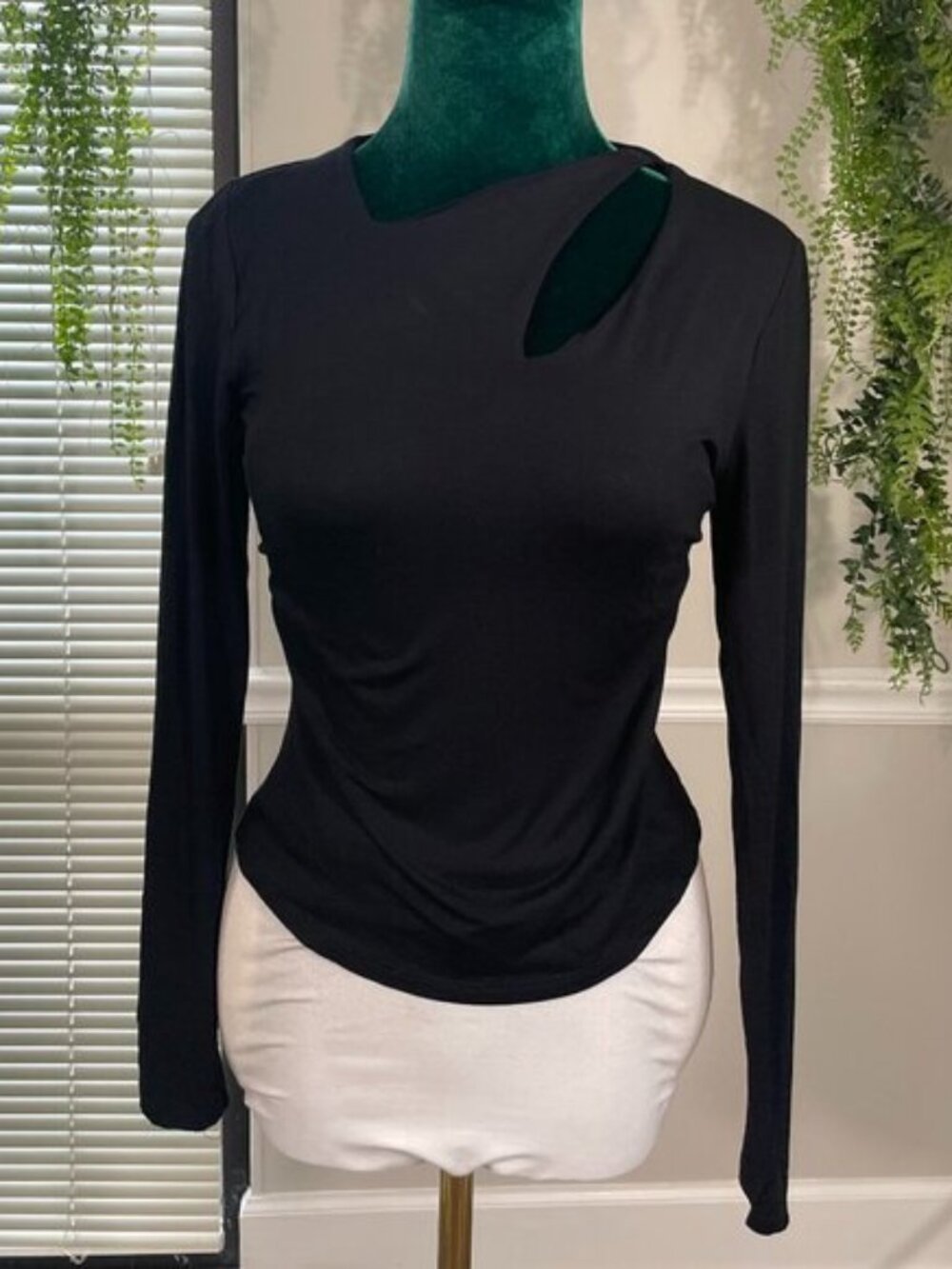 Krisa | Cutout Top